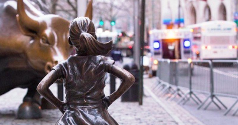 La petite fille intrépide, «the Fearless girl», de l'artiste américaine Kristen Visbal, symbole de la force économique féminine